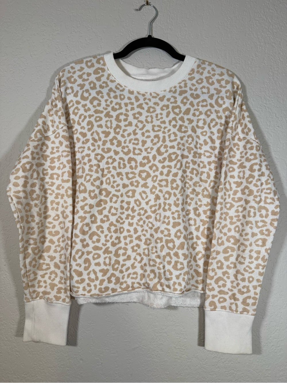 Time and Tru Ivory Beige Leopard Cheetah Print Crew Neck Sweatshirt Womens Small